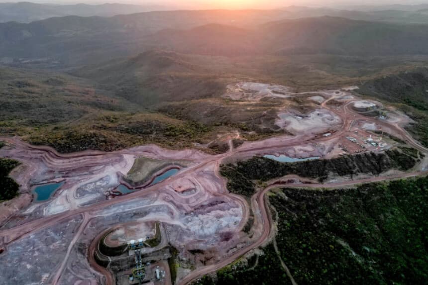 Una mina operada por el Grupo Serra Verde extrae elementos de tierras raras, como neodimio, praseodimio, terbio y disprosio, esenciales para la producción de imanes permanentes, en Minacu, estado de Goiás, Brasil, el 28 de julio de 2025. Foto de archivo de (Eraldo Peres/AP).
