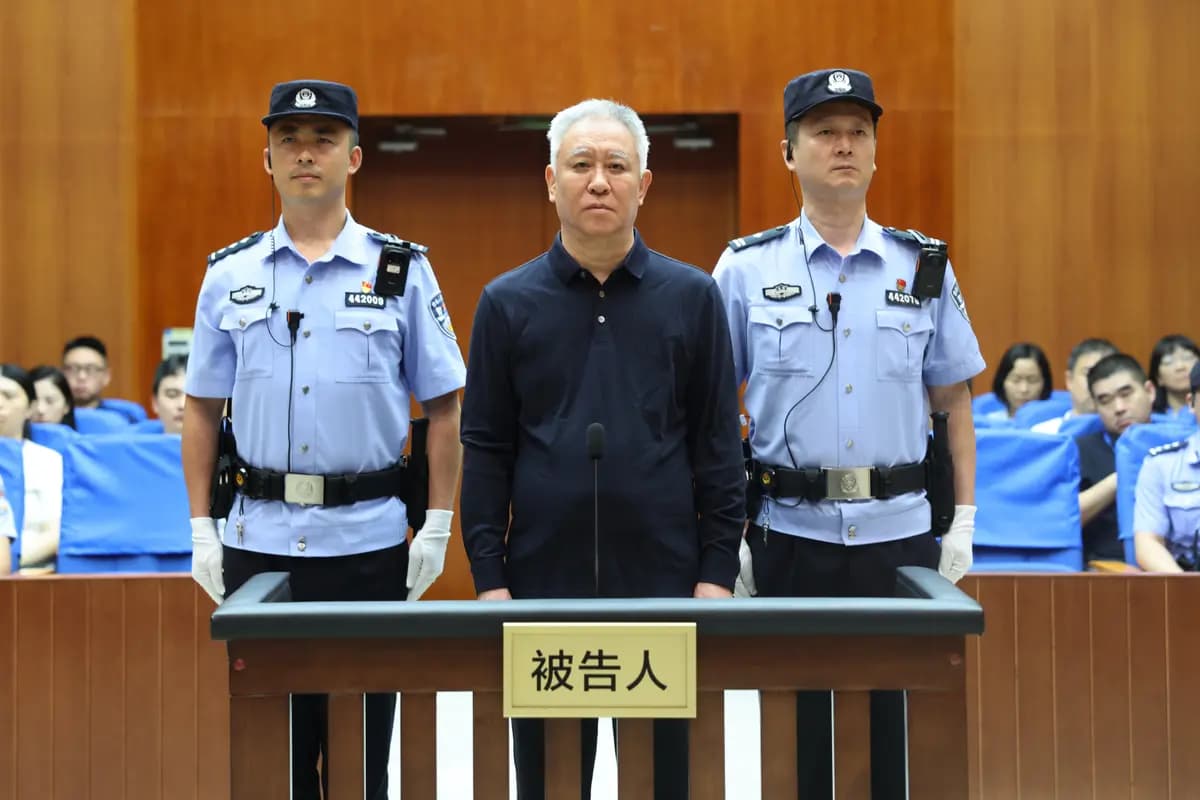 <em>Xu Jiayin, también conocido como Hui Ka Yan, fundador de la promotora inmobiliaria Evergrande, comparece para la lectura de su sentencia en el Tribunal Popular Intermedio de Shenzhen, China, el 20 de agosto de 2026. (Tribunal Popular Intermedio de Shenzhen/Xinhua vía AP).</em>