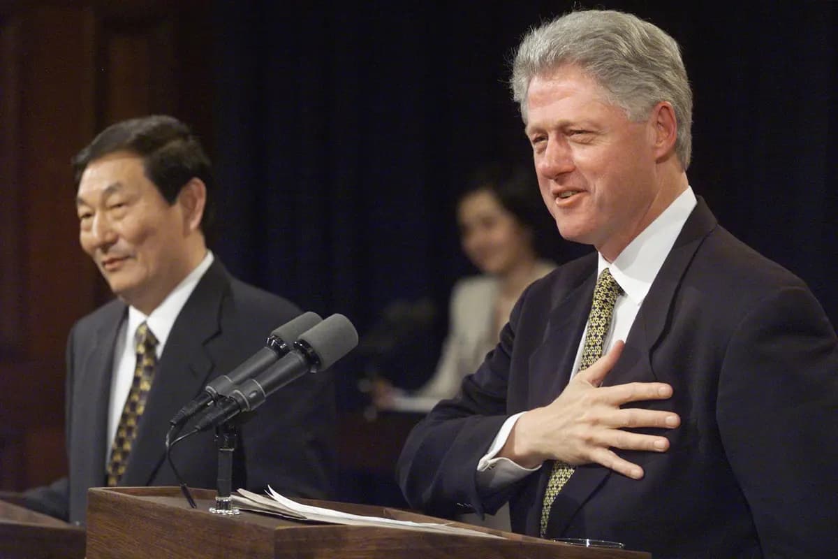 El presidente de EE. UU., Bill Clinton (a la derecha), responde a una pregunta mientras el primer ministro chino, Zhu Rongji, observa durante una conferencia de prensa conjunta en el Antiguo Edificio de Oficinas Ejecutivas en Washington, el 8 de abril de 1999. (Tim Sloan/AFP vía Getty Images).