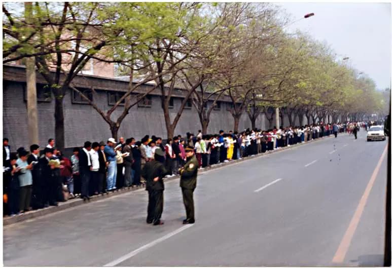 Más de 10,000 practicantes de Falun Gong se reunieron en la calle Fuyou de Beijing el 25 de abril de 1999. (Cortesía de Minghui.org).