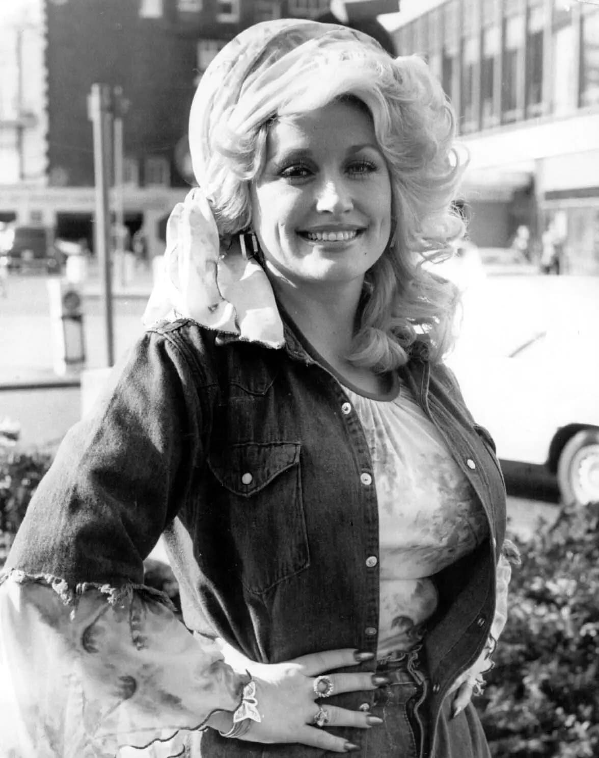 La reina de la música country, Dolly Parton, aparece en esta fotografía tomada en Londres el 20 de mayo de 1977, tras su presentación en el King's Theatre de Glasgow. (Keystone/Getty Images).