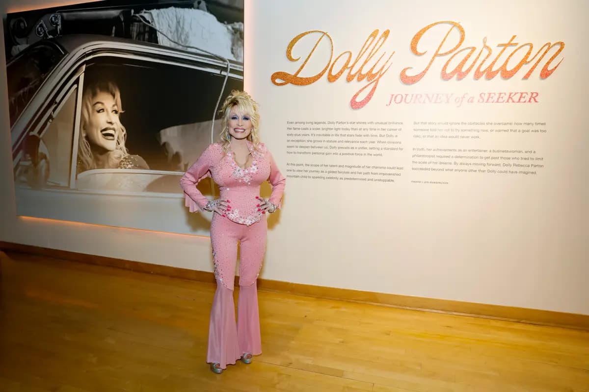 Dolly Parton asiste a la inauguración de la nueva exposición "Dolly Parton: Journey of a Seeker" en el Salón de la Fama y Museo de la Música Country, en Nashville, Tennessee, el 19 de mayo de 2025. (Jason Kempin/Getty Images).