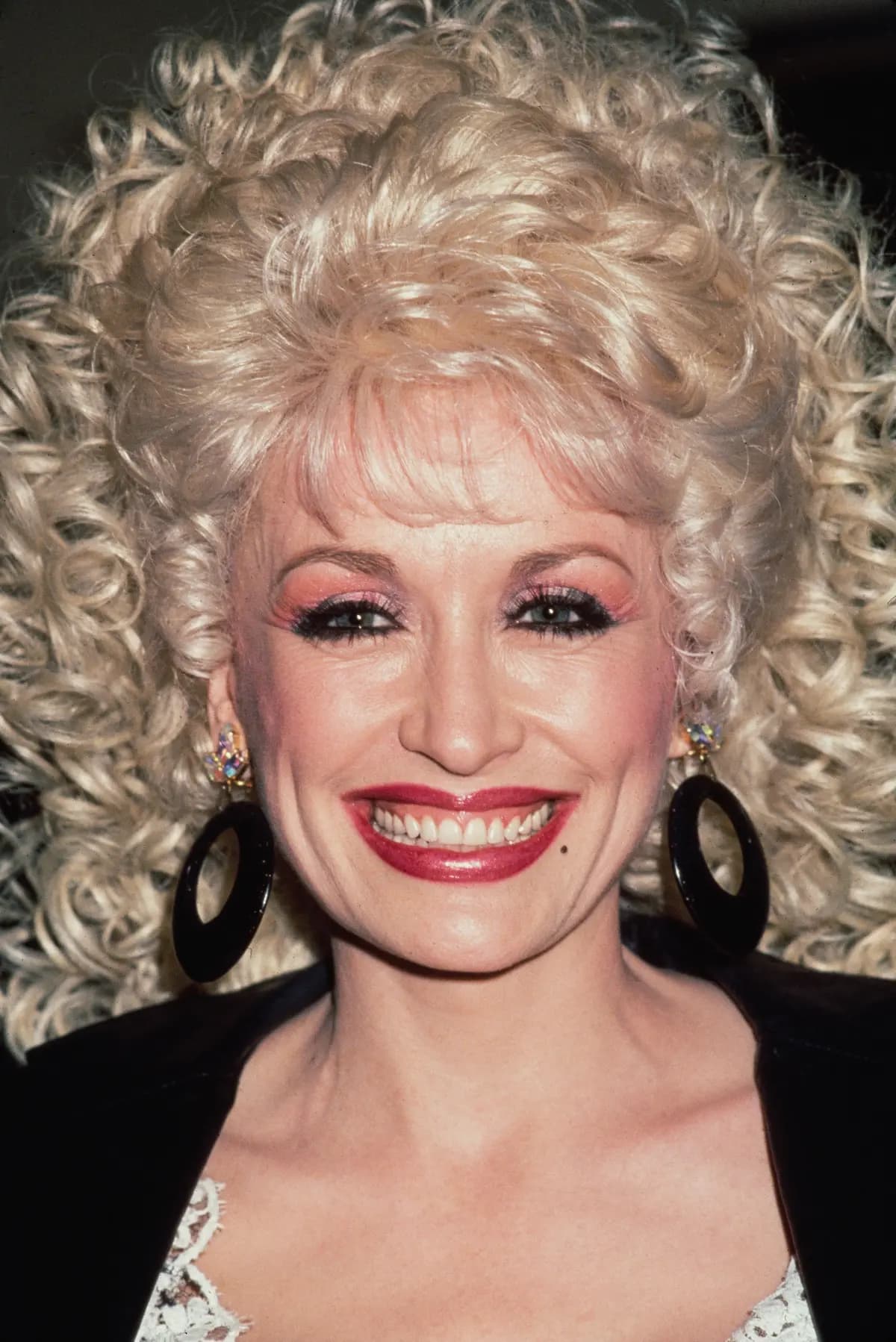 La cantautora estadounidense Dolly Parton, hacia 1985. (Vinnie Zuffante/Getty Images).