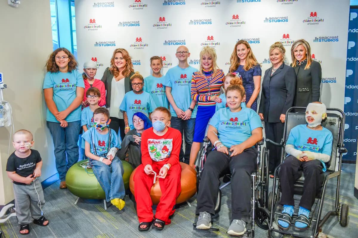 La cantante Dolly Parton llega al Seacrest Studio del Hospital Infantil Monroe Carell Jr. Vanderbilt para compartir música y la historia de esperanza de su propia familia con los niños y sus padres en Nashville, Tennessee, el 13 de octubre de 2017. (Jason Davis/Getty Images para Pandora).