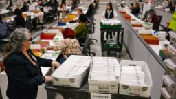 Jueza levanta el bloqueo a las restricciones de Trump sobre el voto por correo