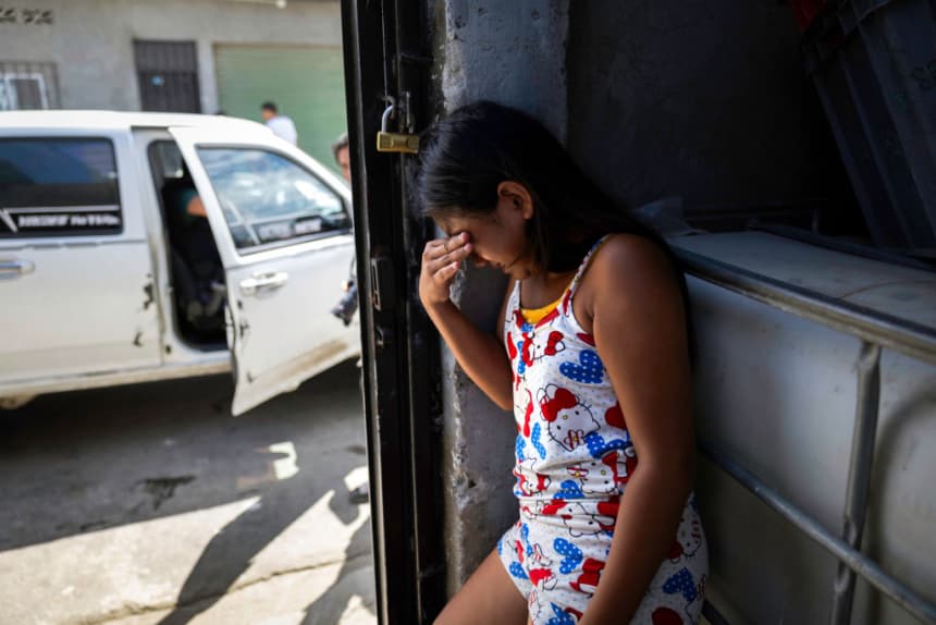 EE. UU. extradita a un mexicoamericano desde Colombia por abuso sexual de una niña en Tanzania