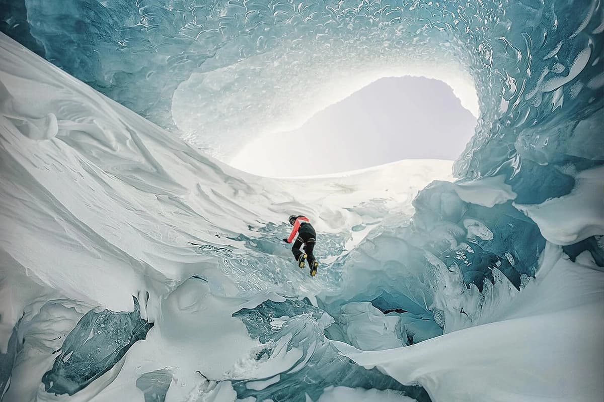 "Otro mundo" fotógrafo explora cuevas de hielo en las entrañas de glaciar y las fotos son surrealistas