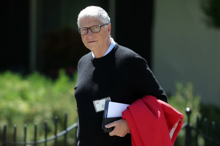 Bill Gates pide gravar la IA y los robots para proteger empleos