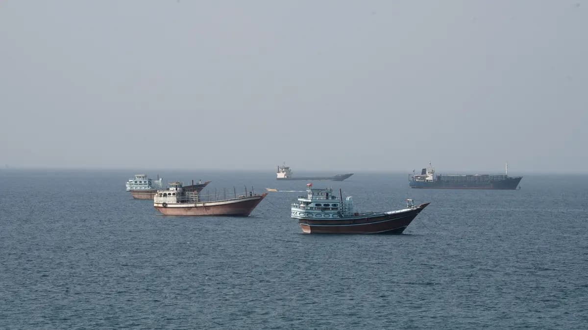 Embarcaciones cerca del estrecho de Ormuz, vistas desde Musandam, Omán, el 17 de agosto de 2026. (STR/Reuters)