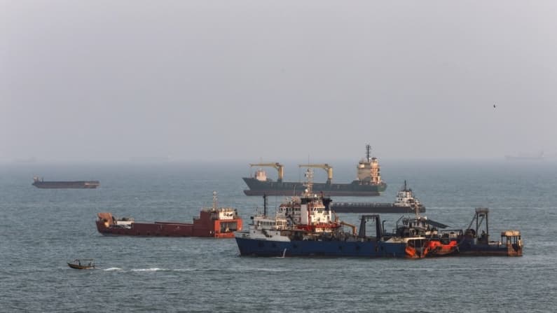 Buque petrolero es alcanzado en Ormuz mientras Irán y Omán negocian acuerdo marítimo