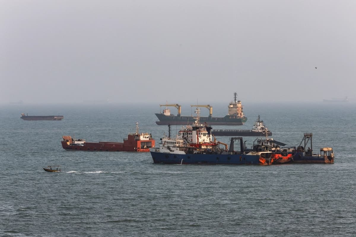 Buque petrolero es alcanzado en Ormuz mientras Irán y Omán negocian acuerdo marítimo