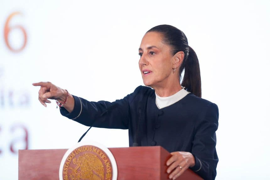La presidenta de México, Claudia Sheinbaum, habla en una rueda de prensa, en Palacio Nacional en la Ciudad de México, México. (EFE/Isaac Esquivel)