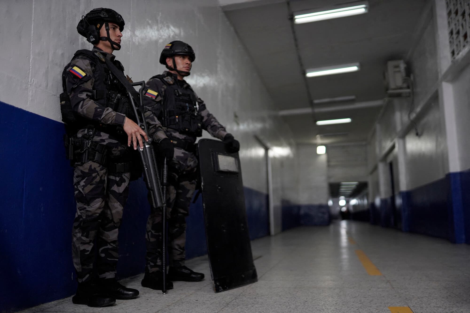 Agentes del INPEC vigilan el interior de la prisión La Modelo en Bogotá el 12 de noviembre de 2025. (SERGIO YATE/AFP via Getty Images)