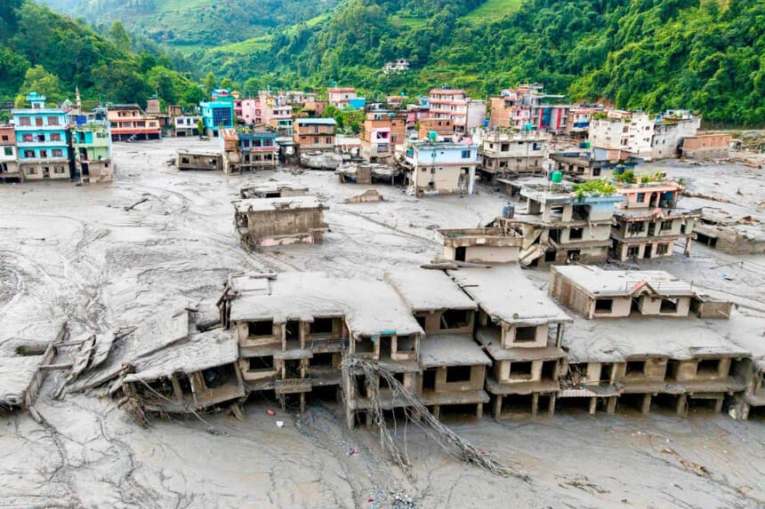 Un lago en crecimiento amenaza con provocar una segunda inundación en Nepal y el Tíbet