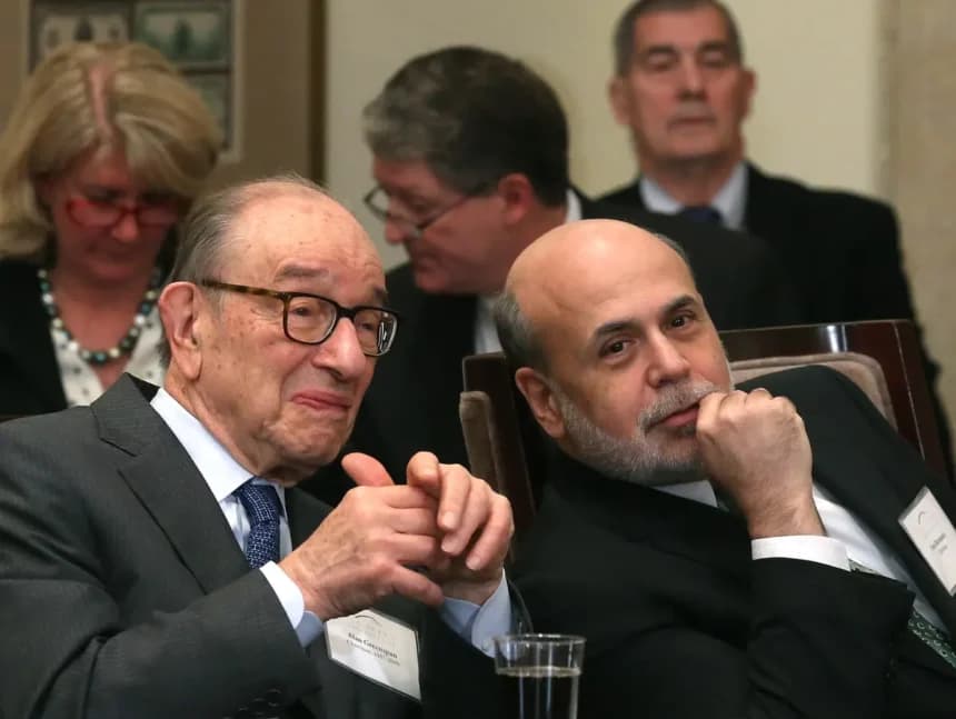 Los expresidentes de la Junta de la Reserva Federal, Ben Bernanke (derecha) y Alan Greenspan, durante la conmemoración del centenario de la Reserva Federal en el edificio de la Reserva Federal en Washington, el 16 de diciembre de 2013. (Mark Wilson/Getty Images)