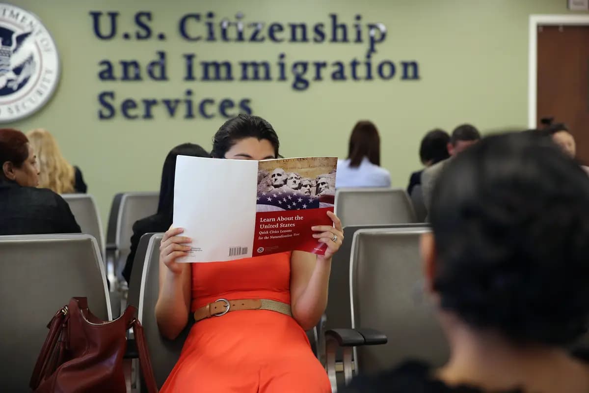 Una inmigrante colombiana estudia antes de su examen de ciudadanía en la oficina del Servicio de Ciudadanía e Inmigración de EE. UU. (USCIS) en Queens, en el barrio de Long Island City del distrito de Queens de la ciudad de Nueva York, el 30 de mayo de 2013. (John Moore/Getty Images)