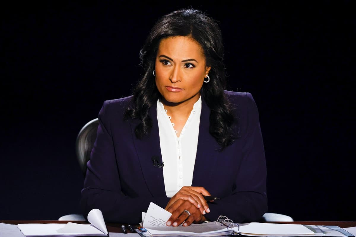 La moderadora y presentadora de NBC News, Kristen Welker, aparece en la imagen durante el último debate presidencial en la Universidad de Belmont en Nashville, Tennessee, el 22 de octubre de 2020. (Jim Bourg/Pool/AFP/Getty Images)
