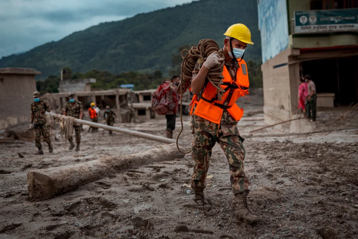 Hallan canadiense mientras continúa búsqueda de desaparecidos en inundaciones de Nepal: ministro AA. EE.