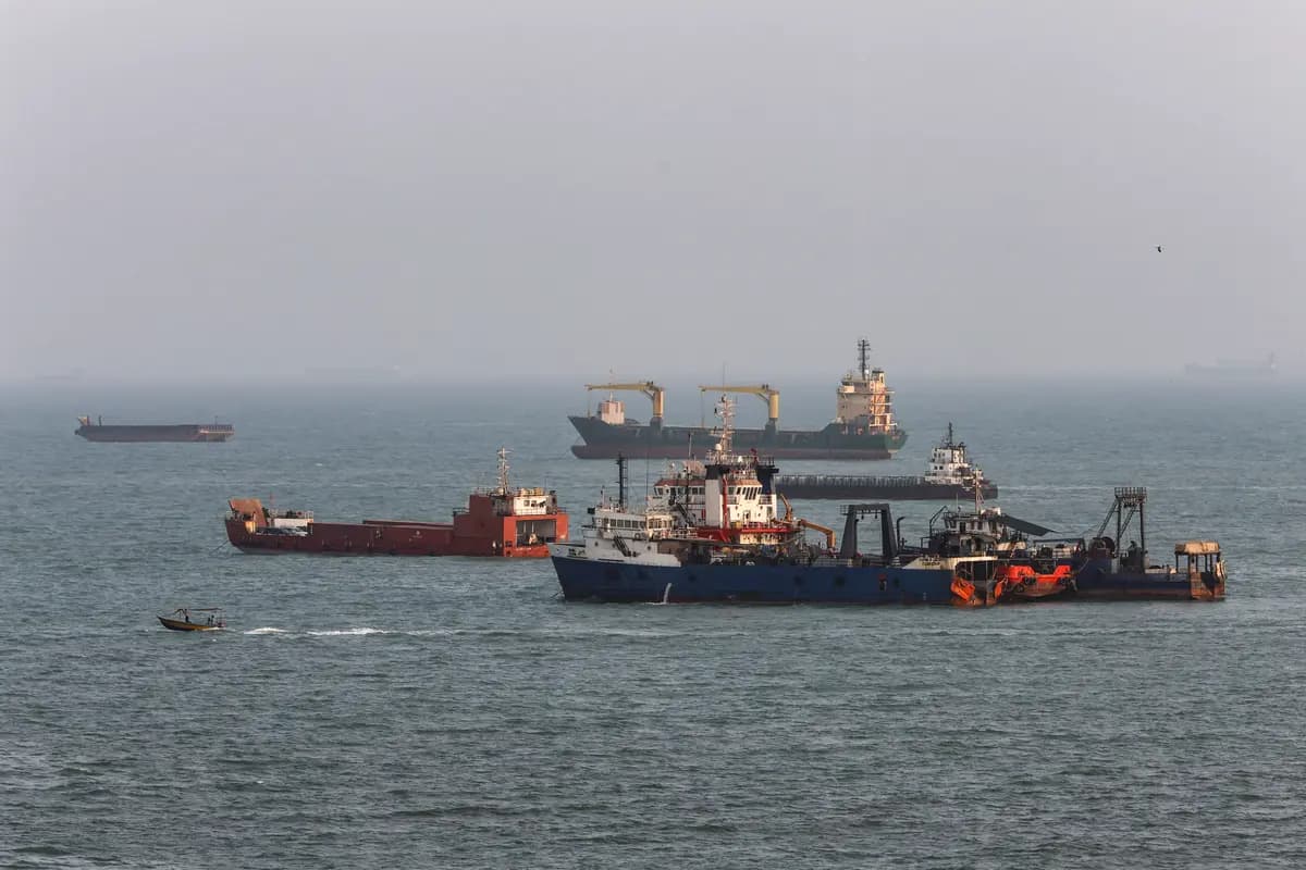 Varios buques se encuentran anclados en el Estrecho de Ormuz, frente a la costa de Bandar Abbas, Irán, el 10 de agosto de 2026. (Ali Saeedi/Getty Images).