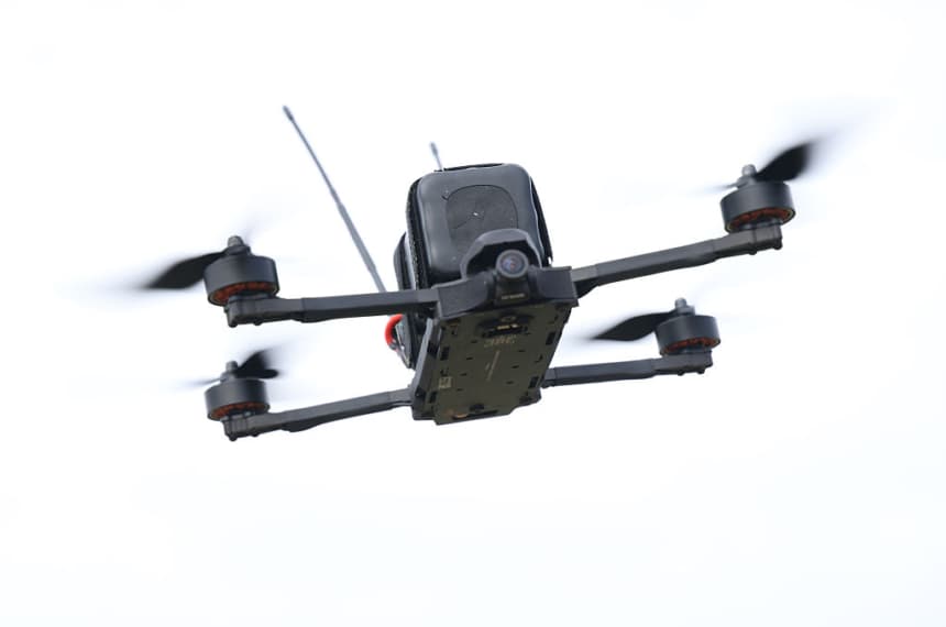Un dron FPV Archer de Neros Technologies vuela durante el ejercicio militar combinado Saber Junction 26 en el Centro de Preparación Multinacional Conjunta del Ejército de los Estados Unidos el 26 de agosto de 2026, cerca de Hohenfels, Alemania. (Sean Gallup/Getty Images)