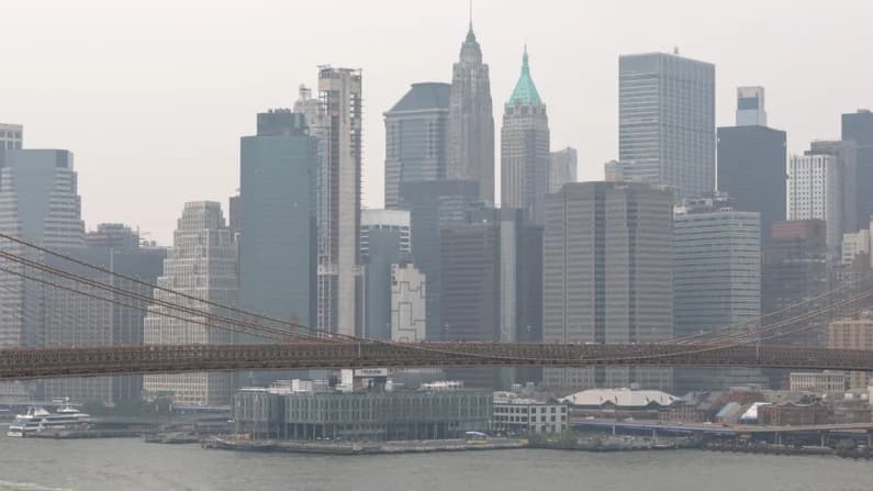 Juez federal bloquea ley climática de Nueva York de 75,000 millones de dólares