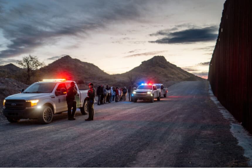 Arrestan a 95 camioneros inmigrantes indocumentados