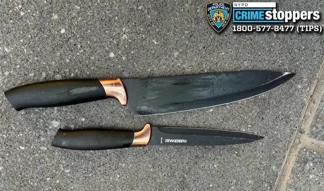 La Policía de Nueva York (NYPD) dio a conocer esta fotografía en la que se ven dos cuchillos recuperados del lugar de un ataque mortal con arma blanca ocurrido en Times Square, en la ciudad de Nueva York, el 31 de agosto de 2026. (NYPD).