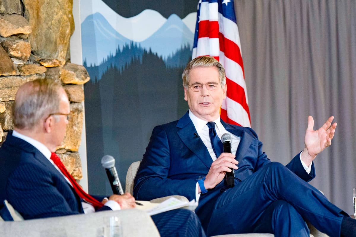 El exdirector del Consejo Económico Nacional de Estados Unidos, Larry Kudlow, y el secretario del Tesoro de Estados Unidos, Scott Bessent, intervienen en la reunión de ministros de finanzas y gobernadores de bancos centrales del G20 en Asheville, Carolina del Norte, el 1 de septiembre de 2026. (Allison Joyce/AFP vía Getty Images).