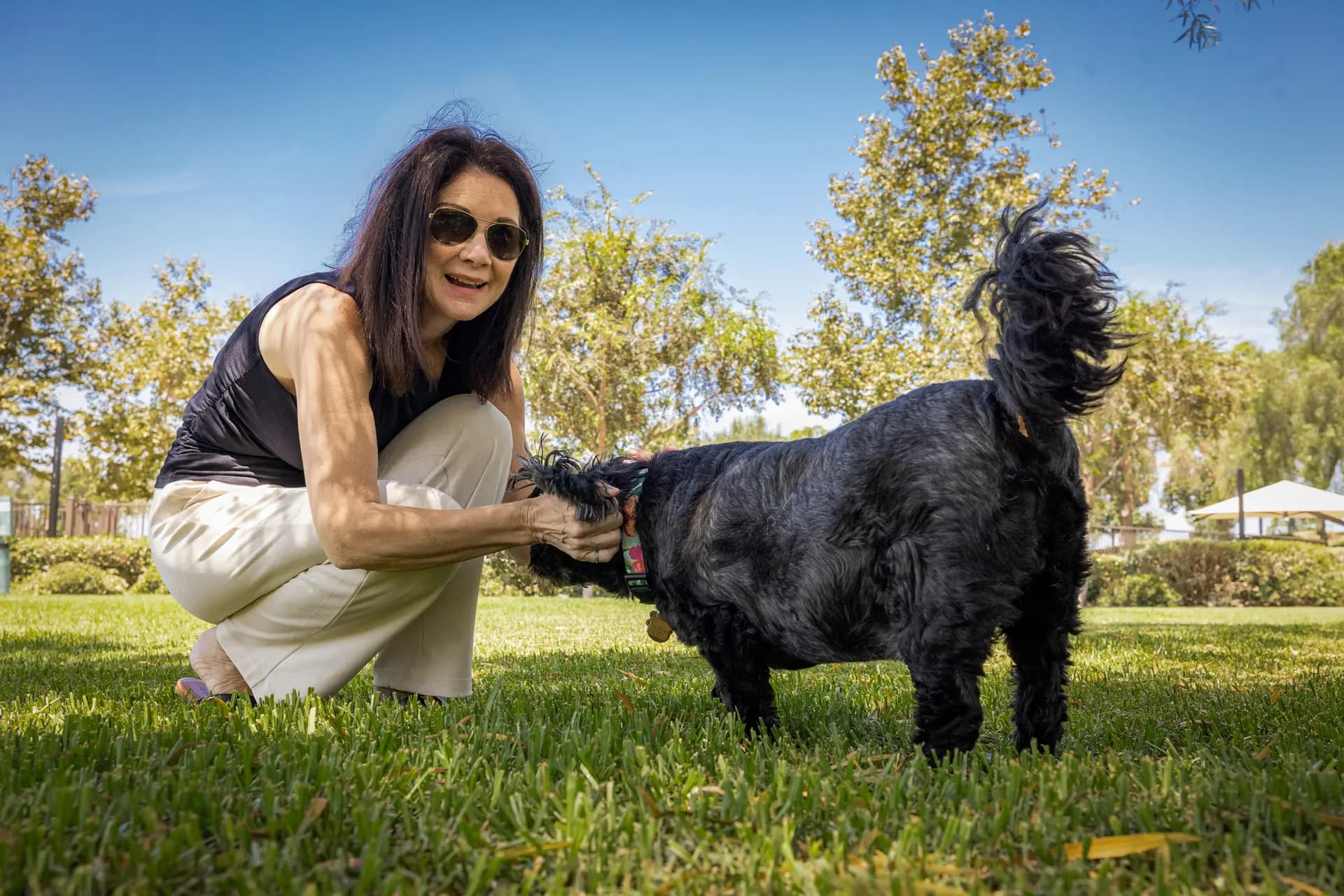 Liesal Heidt juega con su perro en Ladera Ranch, California, el 24 de julio de 2026. (John Fredricks/The Epoch Times).