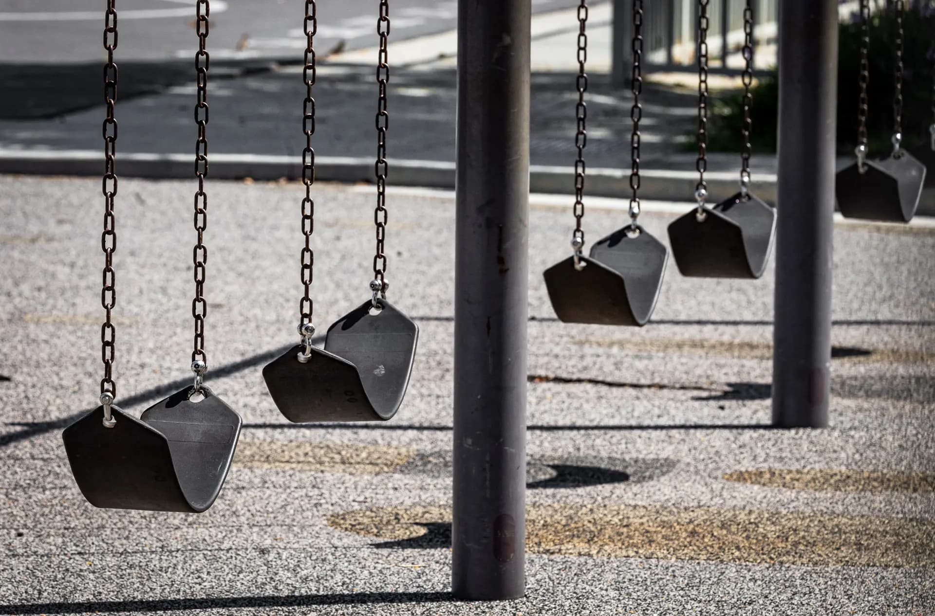 Columpios inactivos en el patio de una escuela en Ladera Ranch, California, el 24 de julio de 2026. (John Fredricks/The Epoch Times)