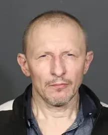 Bogdan Detrovich Gren, un inmigrante ilegal de Ucrania, tiene antecedentes penales que incluyen condenas por secuestro, rapto con resultado de muerte, posesión ilegal de armas y asesinato. Fue arrestado por agentes federales de inmigración durante la Operación Manzana Podrida en Nueva York. (DHS).