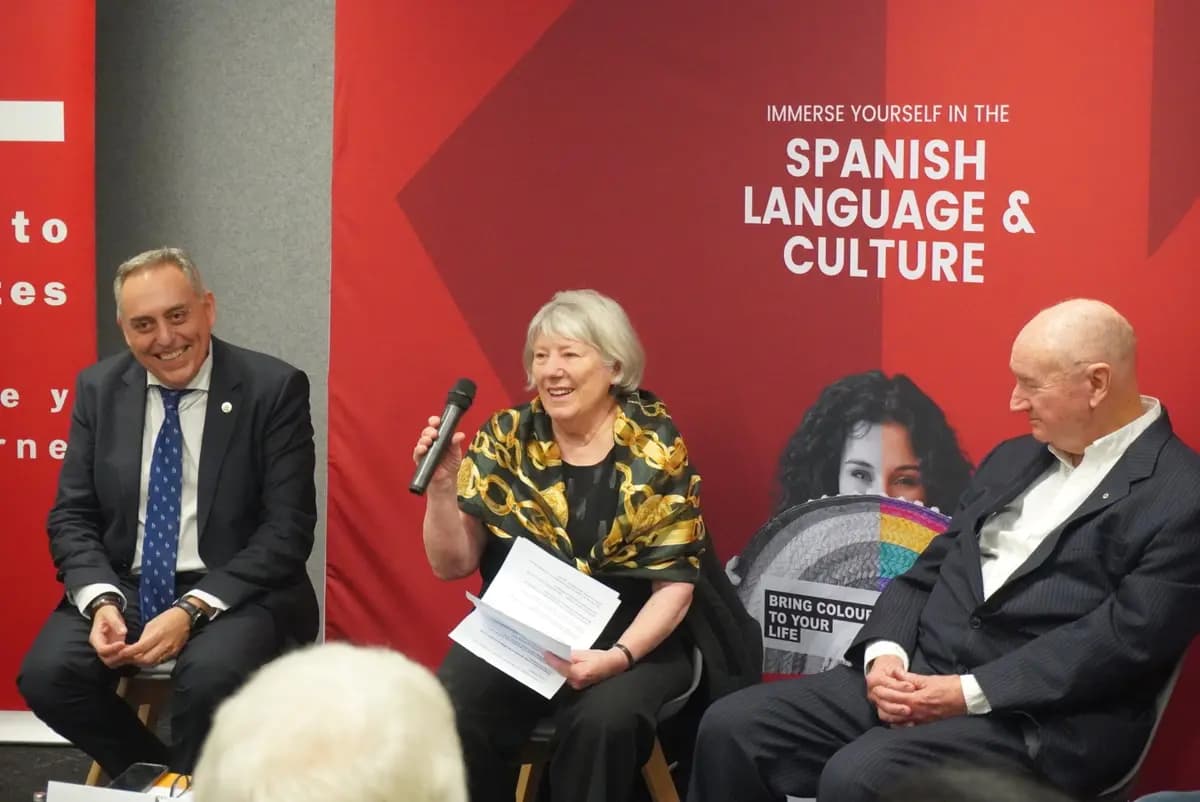 El director Germinal de Gracia (izquierda), del Instituto Cervantes, junto a los donantes Julie e Ian McPhee, durante su intervención en la entrega de réplicas de "Don Quijote" original de Miguel de Cervantes, publicado en dos partes en 1605 y 1615, en el Instituto Cervantes de Melbourne, Australia, el 13 de agosto de 2026. (Cortesía de Minh Anh)