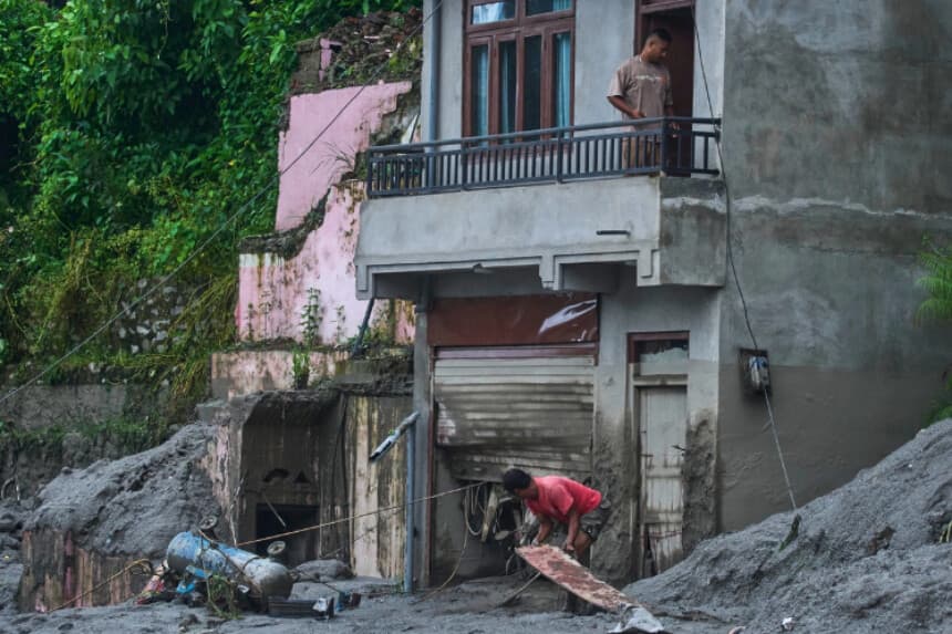 Muertos por inundaciones en Nepal y Tíbet superan los 1125 mientras China mantiene su cifra oficial