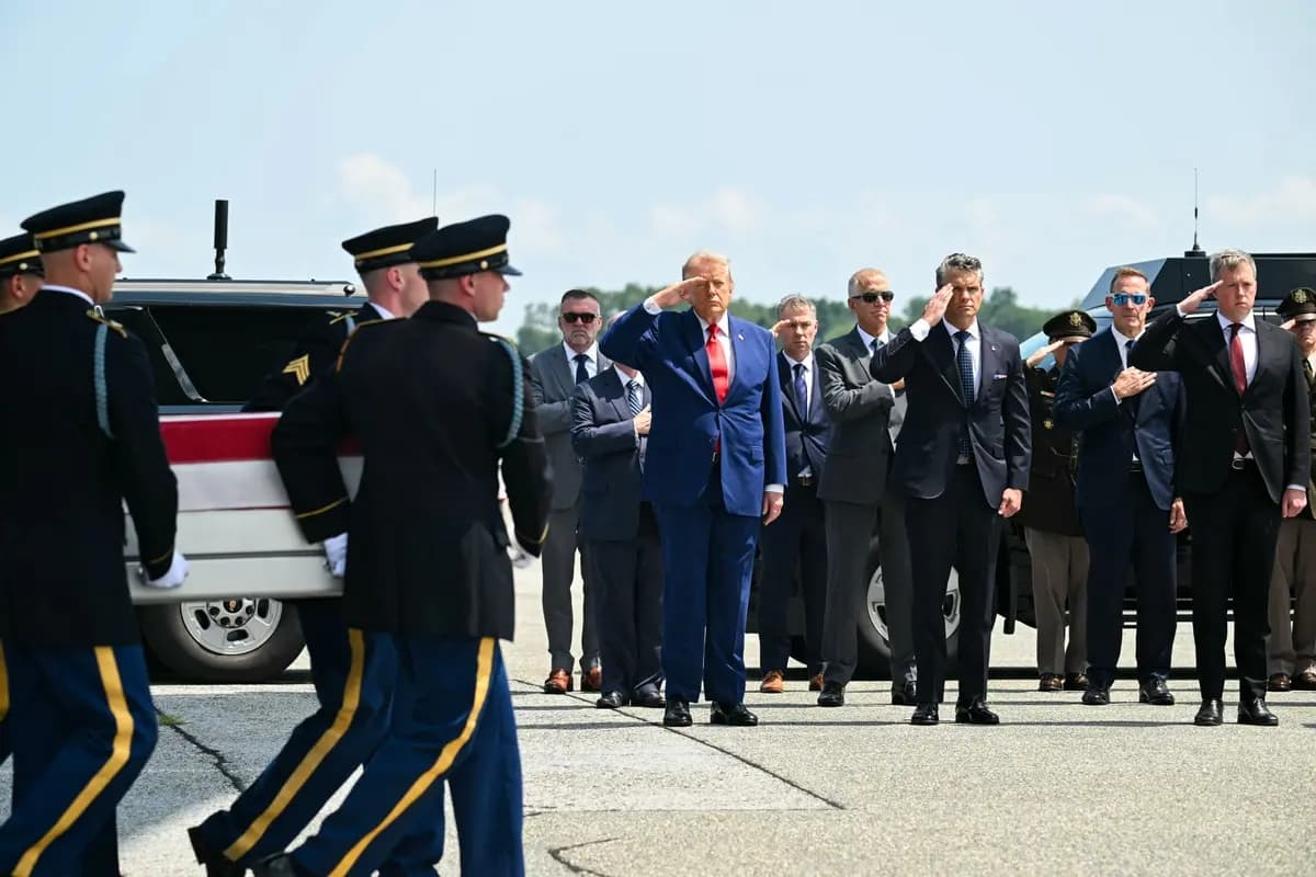 El presidente de EE. UU., Donald Trump, saluda mientras llega desde el Medio Oriente, a la Base Aérea de Dover en Dover, Delaware, el 22 de julio de 2026, el féretro cubierto con la bandera que contiene los restos del primer teniente Tyler James Feehan. (Saul Loeb/AFP vía Getty Images)