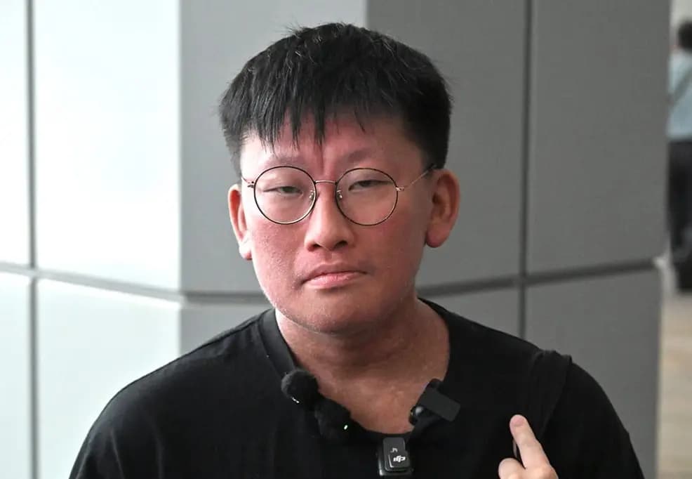 Louis Lee, exmiembro del grupo estudiantil Scholarism —ya disuelto— y amigo de Joshua Wong, habla con los periodistas frente a la Corte Superior de Hong Kong el 2 de septiembre de 2026. (Wu Ruilue/The Epoch Times).
