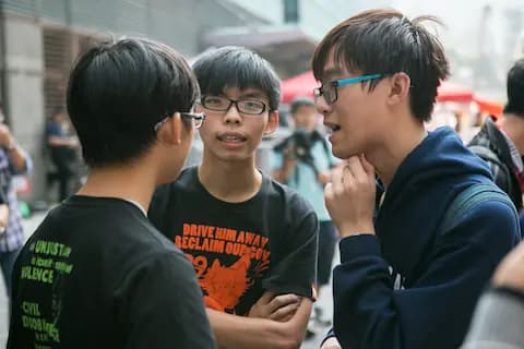 Joshua Wong (C), junto con otros líderes estudiantiles de las protestas de Hong Kong, el 18 de noviembre de 2014. (Benjamin Chasteen/The Epoch Times).