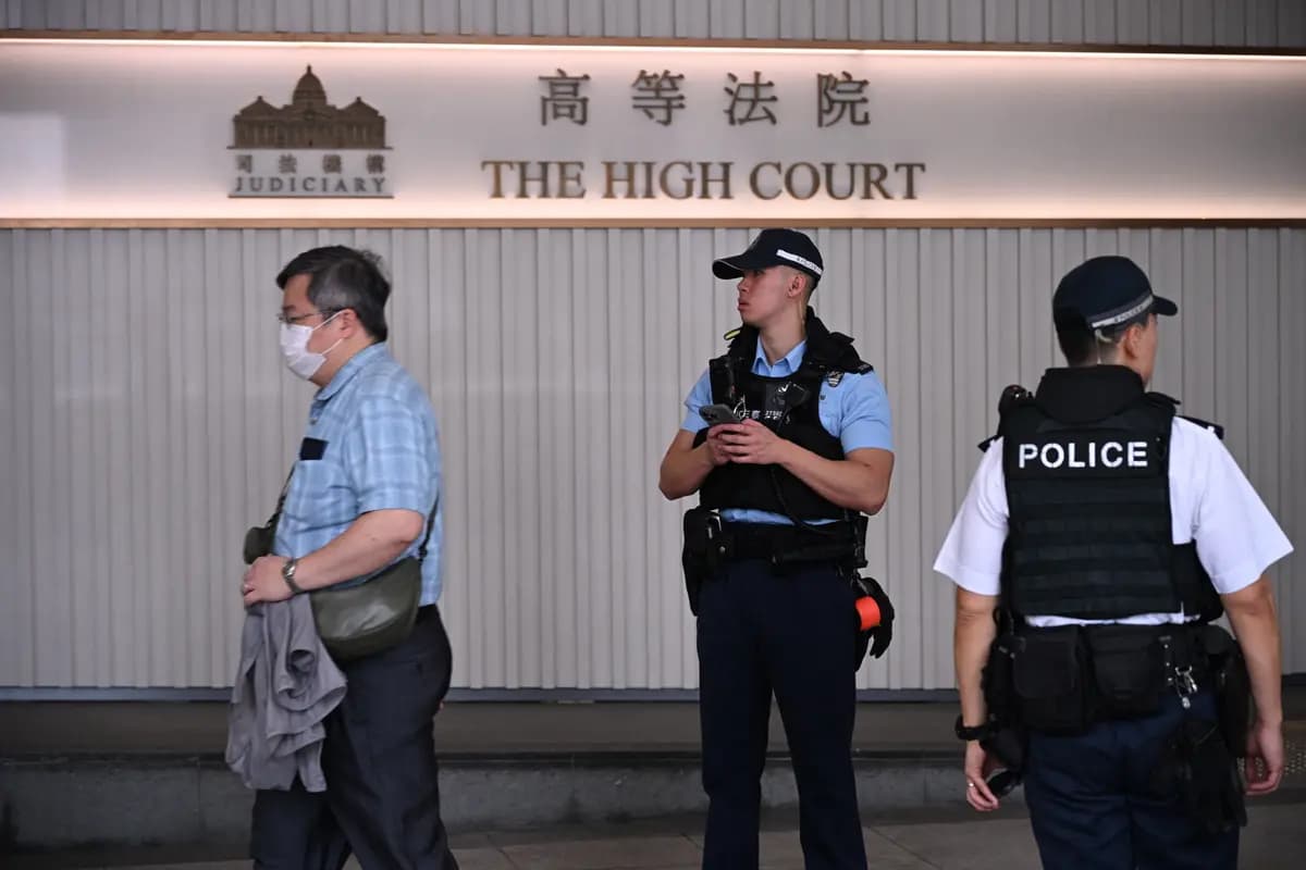 La policía vigila el exterior de la Corte Superior, donde se espera la comparecencia del activista prodemocrático Joshua Wong, en Hong Kong, el 2 de septiembre de 2026. (Peter Parks/AFP vía Getty Images).