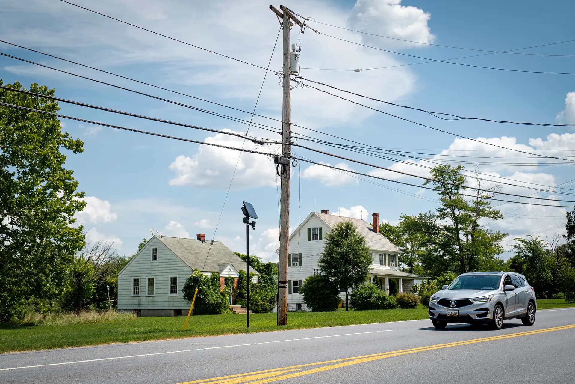 Un lector de matrículas de Flock Safety en un vecindario de Jessup, Maryland, el 26 de agosto de 2026. Jessup se extiende por dos condados: el condado de Howard, que no utiliza cámaras de Flock Safety, y el condado de Anne Arundel, que sí las utiliza. (Madalina Kilroy/The Epoch Times)