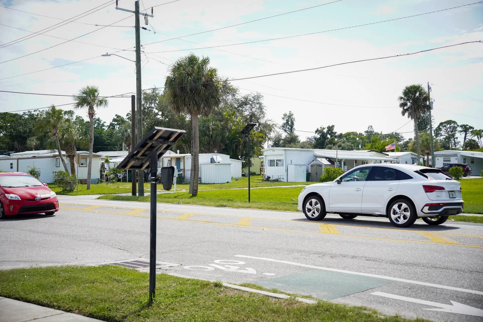 Cámaras de seguridad Flock Safety instaladas a ambos lados de Bradenton Road en Sarasota, Florida, el 21 de agosto de 2026. (Jacob Burg/The Epoch Times)