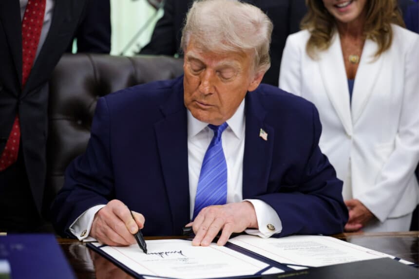 Trump firma proyecto de ley provisional para financiar al gobierno hasta elecciones de mitad de mandato