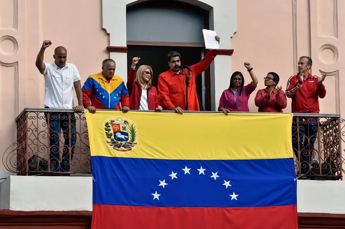 Nicolás Maduro (C) se dirige a una multitud de simpatizantes, flanqueado por su esposa, Cilia Flores (2.ª por la izquierda), la vicepresidenta venezolana Delcy Rodríguez (derecha) y otros miembros de su gobierno, en Caracas, Venezuela, el 23 de enero de 2019. (Luis Robayo/AFP/Getty Images)
