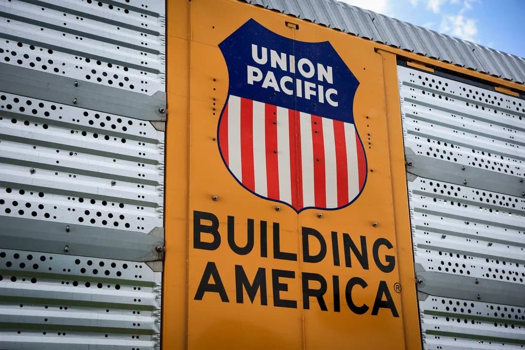 Un vagón de carga de Union Pacific se encuentra en la vía del Florida East Coast Railway en Miami el 29 de julio de 2025. Fundada en 1862, la Union Pacific Railroad ha adquirido o se ha fusionado con otras empresas ferroviarias a lo largo de los años, lo que la convierte hoy en día en la segunda empresa ferroviaria más grande de Estados Unidos. (Joe Raedle/Getty Images)