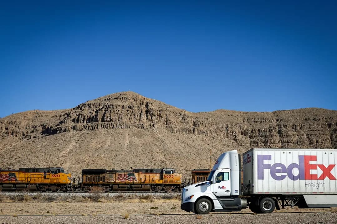 Un camión de FedEx rebasa a un tren de carga en el desierto de Salt Flat, Texas, el 23 de enero de 2025. (Charly Triballeau/AFP vía Getty Images)