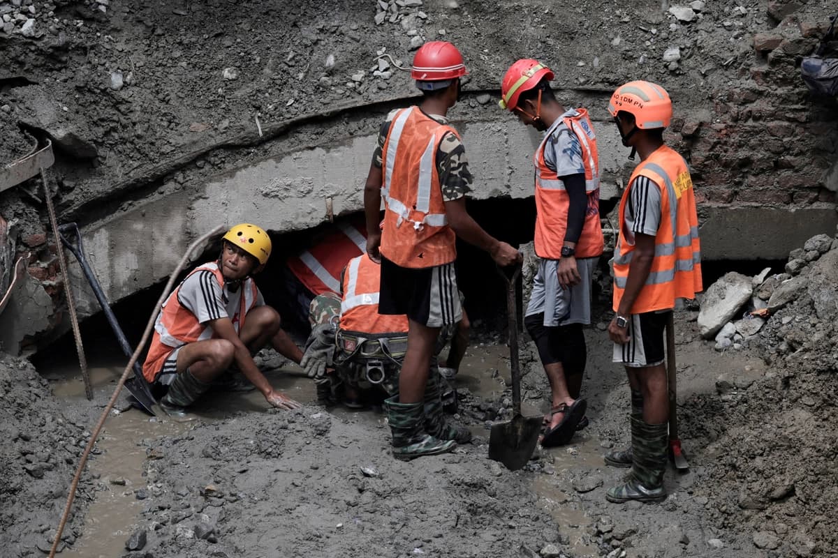 Miembros del equipo de rescate se preparan para ingresar al túnel de la central hidroeléctrica Upper Trishuli 3A mientras buscan sobrevivientes y recuperan cuerpos en Rasuwa, Nepal, el 3 de septiembre de 2026. (Navesh Chitrakar/Reuters)