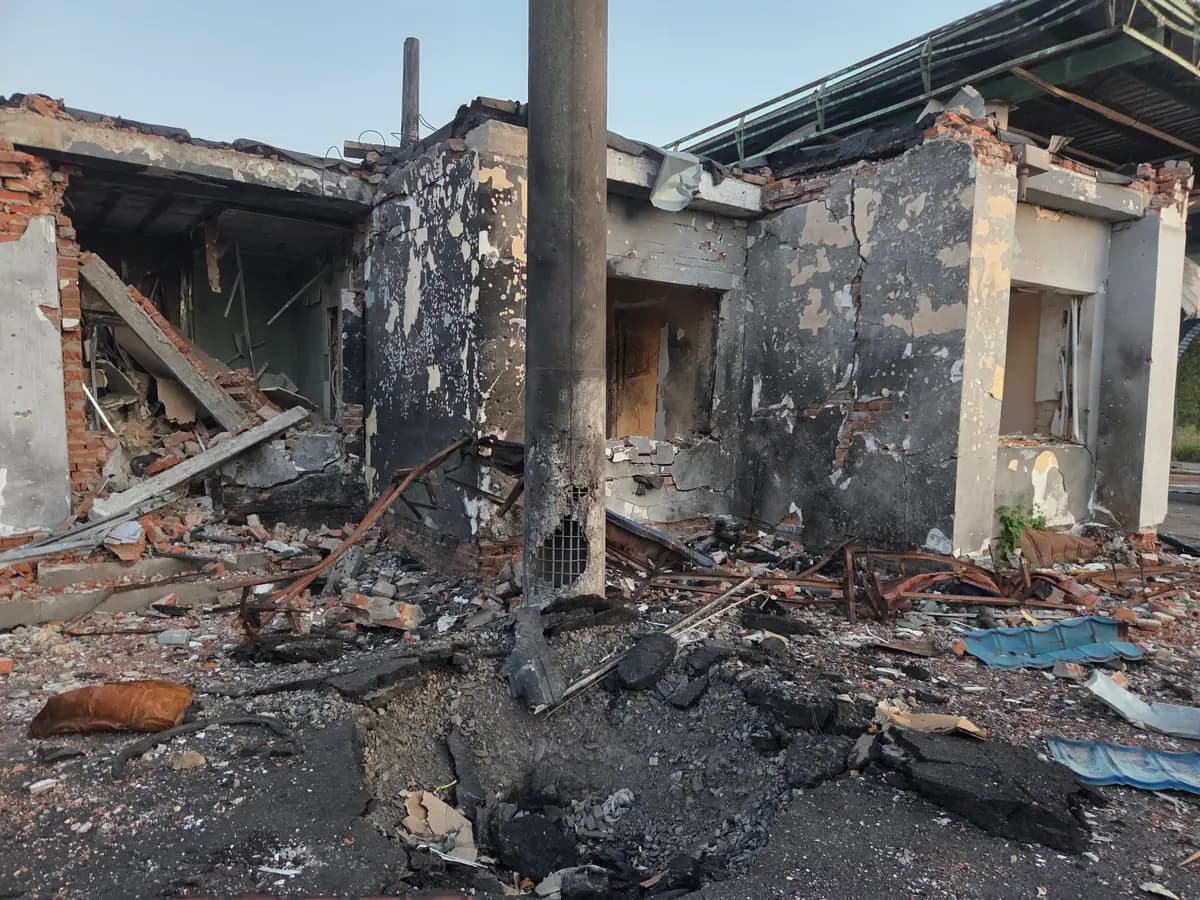 <em>Las casas están destruidas o tapiadas, la mayoría de los negocios cercanos al frente cerraron y alrededor del 70 % de la población ha huido. (Cortesía de Antonio Graceffo).</em>