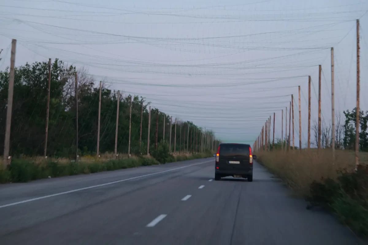 <em>La carretera está cubierta con una red protectora a lo largo de 80 kilómetros hasta el frente para defenderse de los drones con visión en primera persona. (Cortesía de Antonio Graceffo).</em>