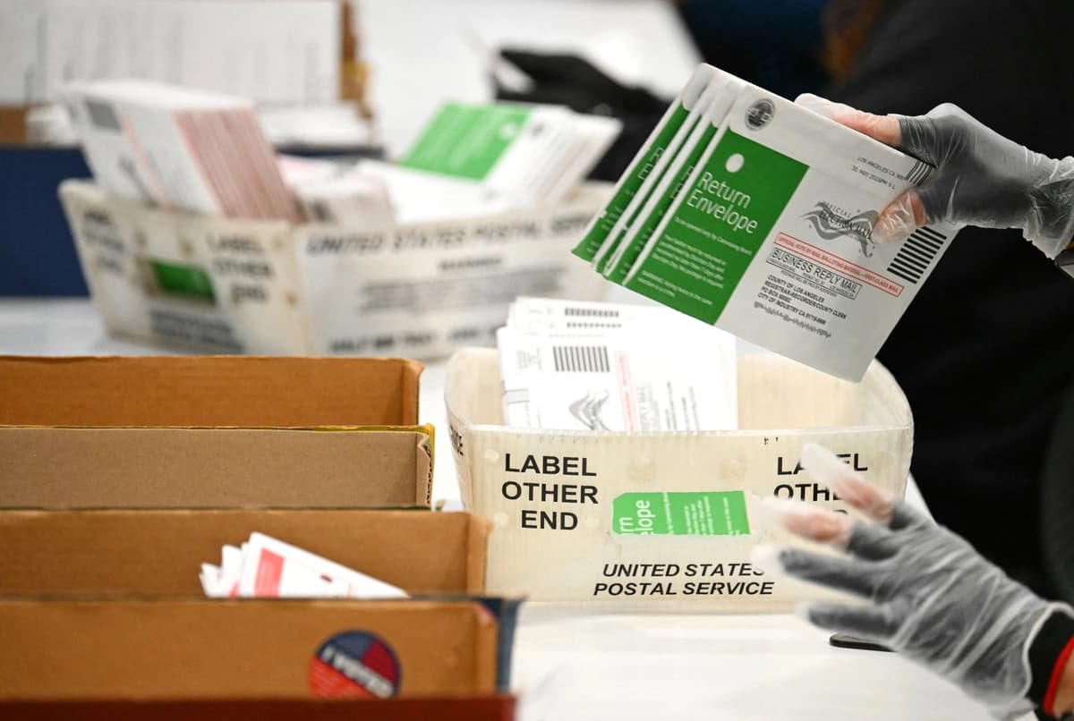 Trabajadores electorales procesan boletas de voto por correo en el Centro de Procesamiento de Votos del Condado de Los Ángeles durante las elecciones primarias estatales de California en City of Industry, California, el 2 de junio de 2026. (Patrick T. Fallon/AFP vía Getty Images)
