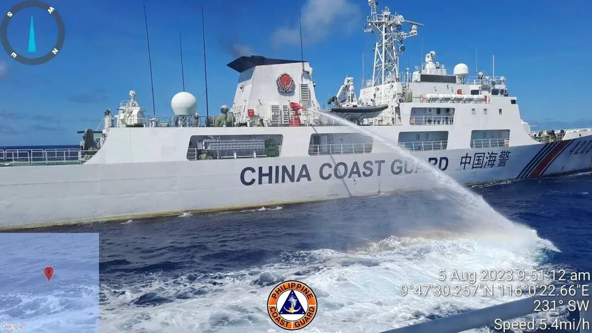 <em>Un buque de la Guardia Costera china utiliza cañones de agua contra un buque de la Guardia Costera filipina cerca del banco de arena Second Thomas, ocupado por Filipinas, en el mar de China Meridional, el 5 de agosto de 2023. (Guardia Costera filipina vía AP).</em>