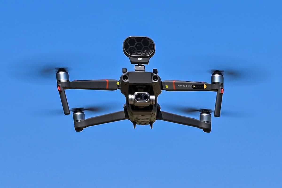 En la imagen, tomada el 9 de abril de 2020 en Treviolo, cerca de Bérgamo, Italia, se ve un dron DJI Mavic 2 Enterprise equipado con un sensor térmico, utilizado por la policía municipal para controlar la temperatura de las personas. (Miguel Medina/AFP vía Getty Images).