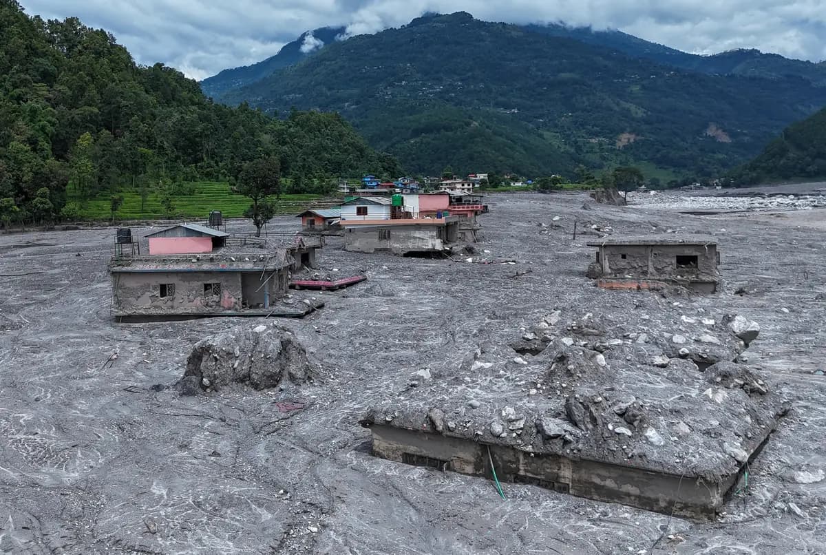 Vista aérea de casas rodeadas de lodo, rocas y escombros tras las inundaciones repentinas en la aldea de Betravati, Rasuwa, Nepal, el 3 de septiembre de 2026. (Ritesh Shukla/Getty Images)